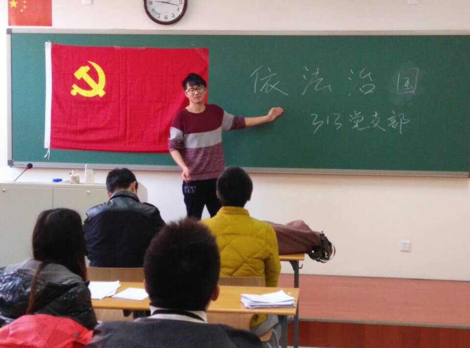 支书主持召开会议.jpg