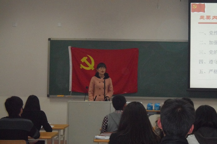 支部书记陈菲主持学习活动.JPG